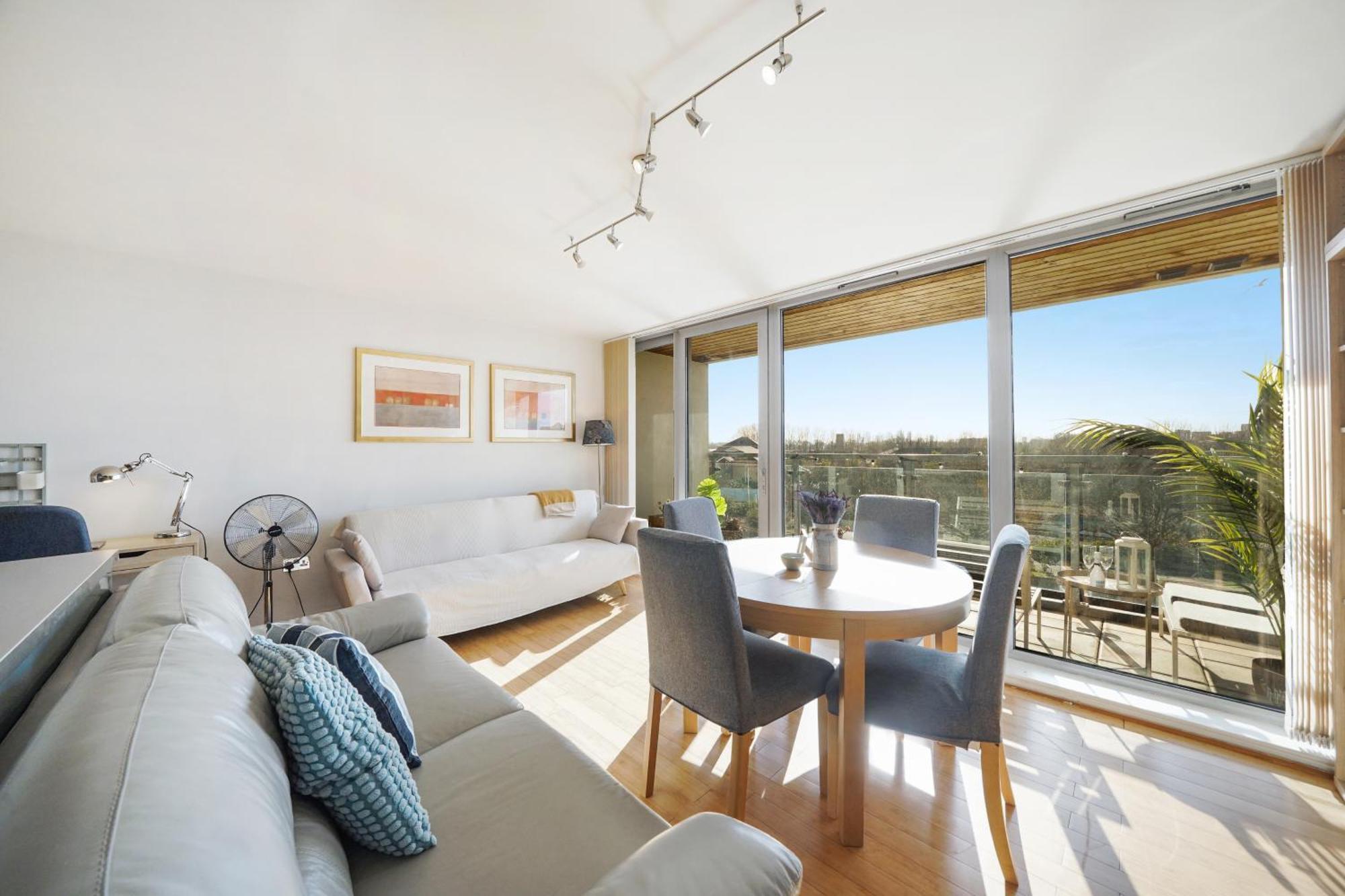 Riverside - 2 Bedroom & Free Parking Apartment *