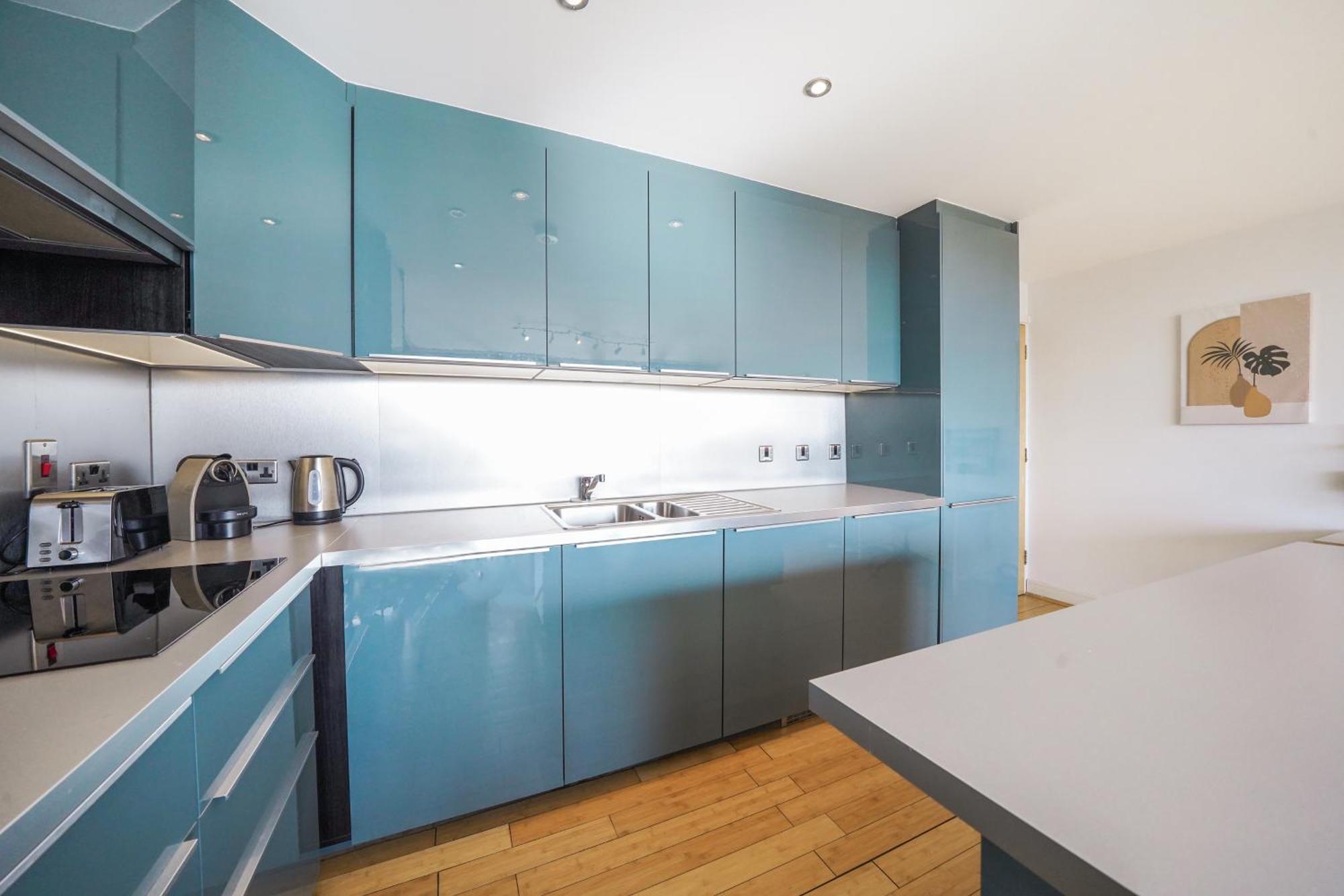 Riverside - 2 Bedroom & Free Parking *