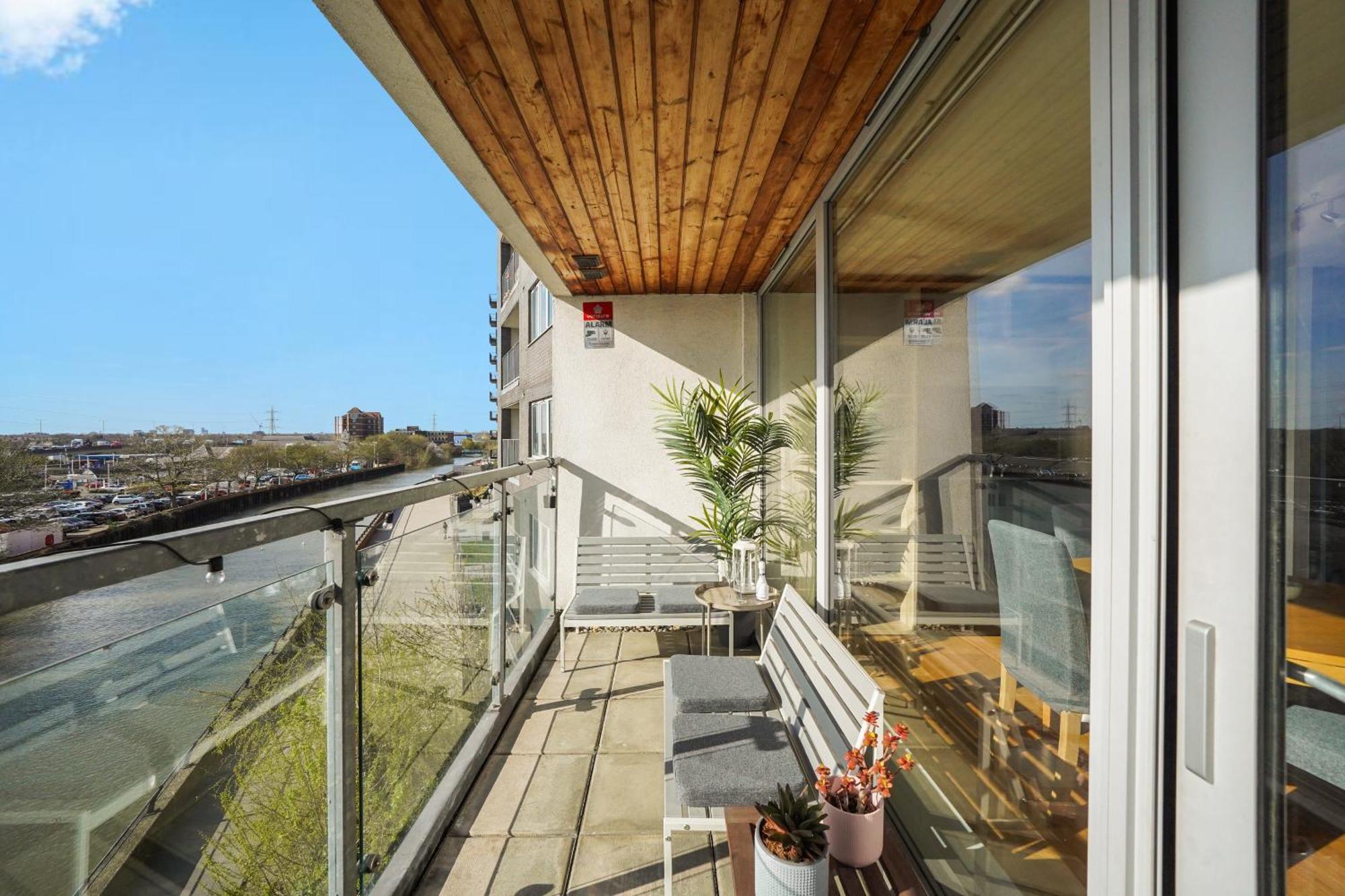 Apartment Riverside - 2 Bedroom & Free Parking *