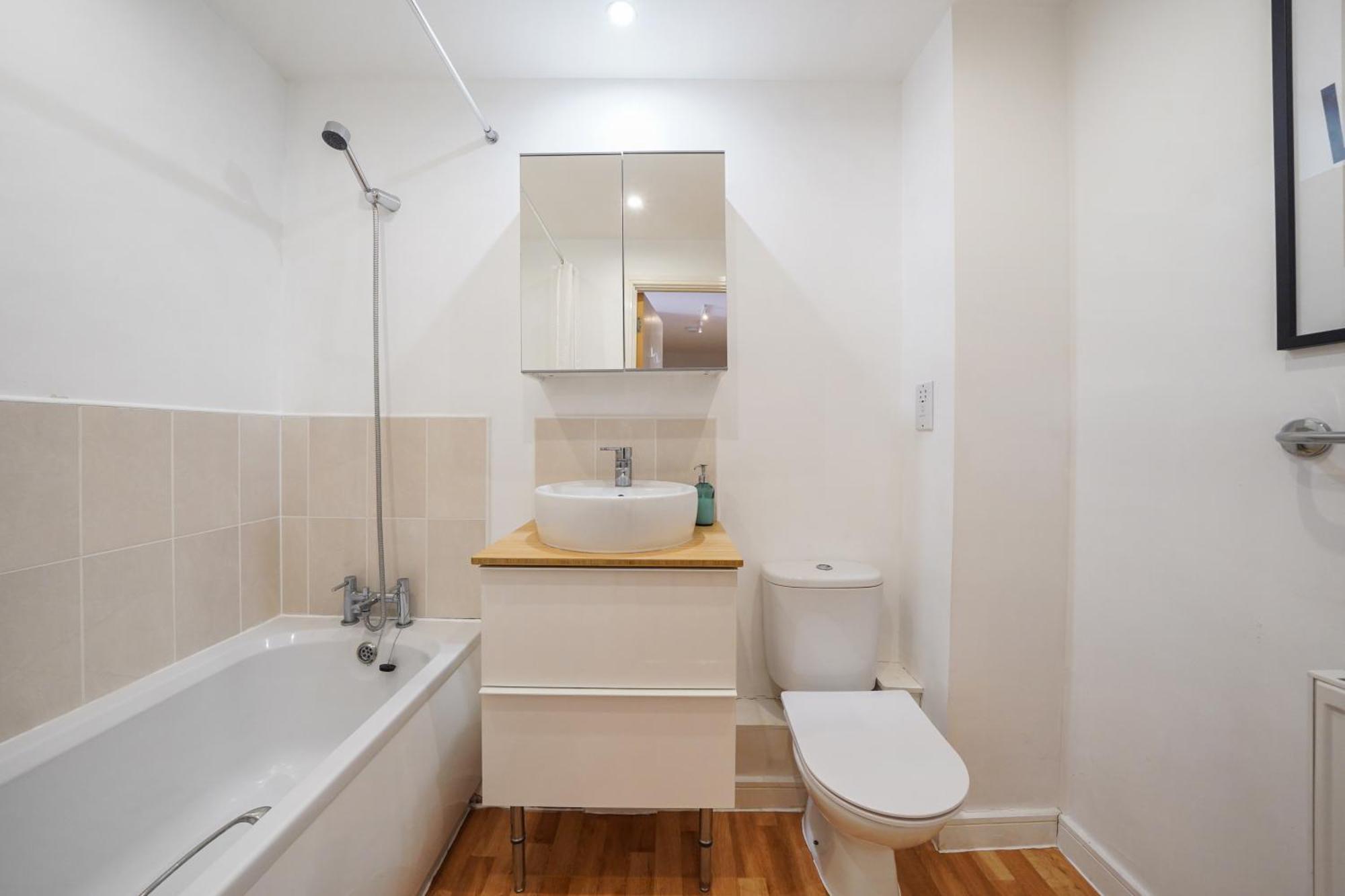 Riverside - 2 Bedroom & Free Parking Apartment