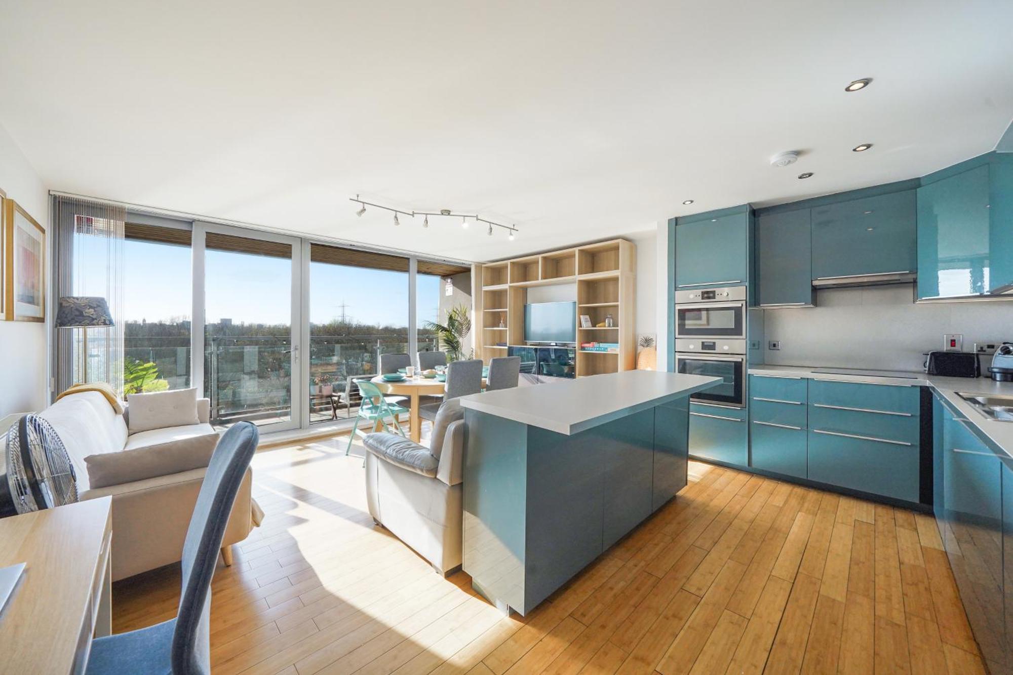 Riverside - 2 Bedroom & Free Parking Apartment *